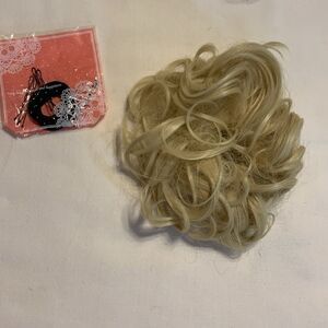 Ponytail blonde hair band with accessories